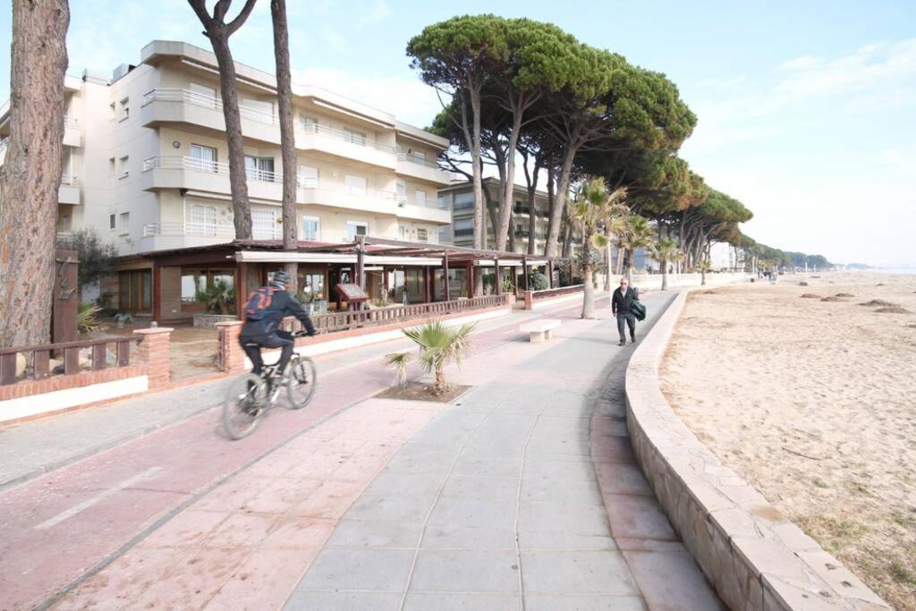 Apartamento Con Vistas Al Mar En กัมบริลส์ ภายนอก รูปภาพ