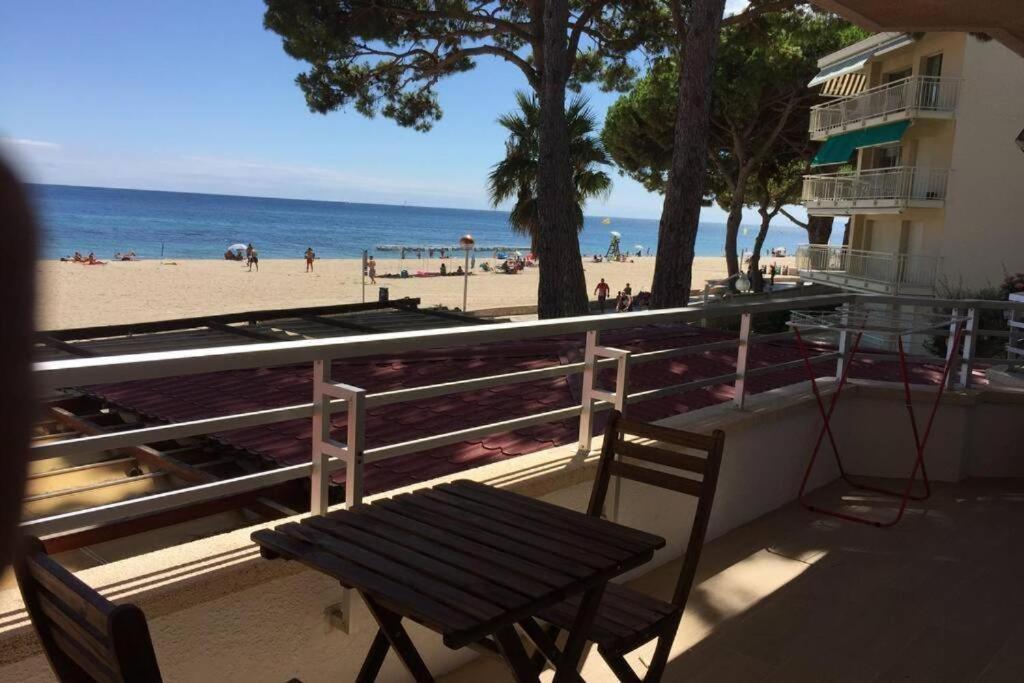 Apartamento Con Vistas Al Mar En กัมบริลส์ ภายนอก รูปภาพ