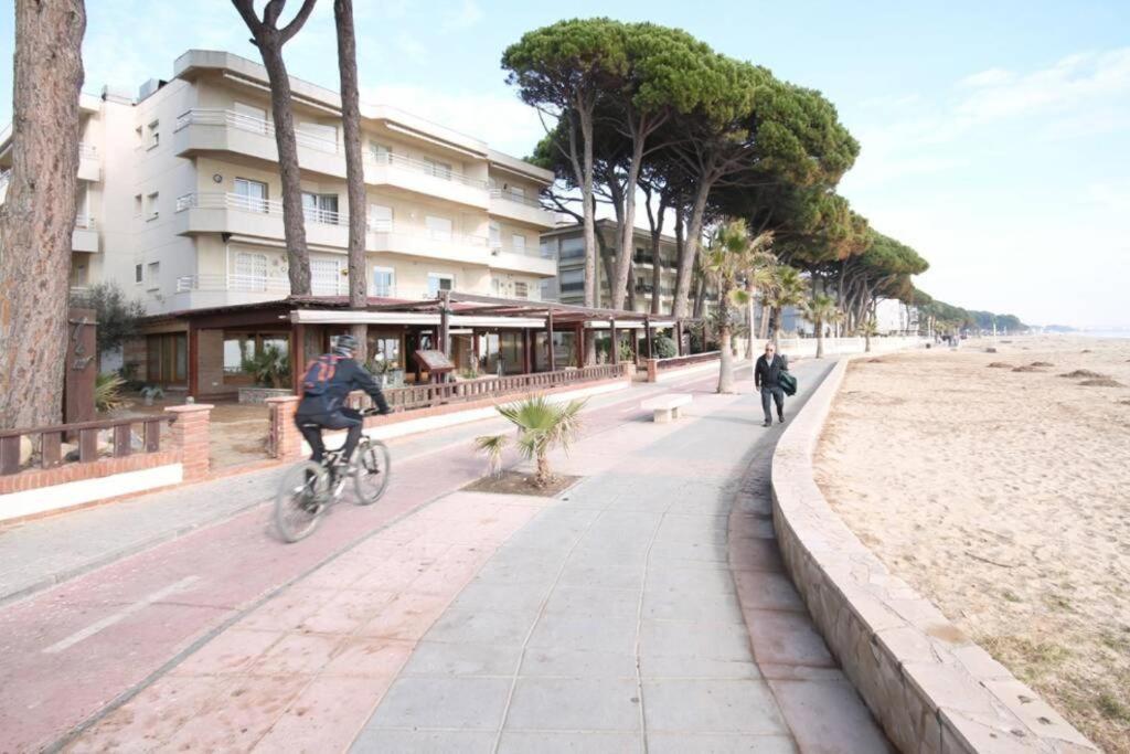 Apartamento Con Vistas Al Mar En กัมบริลส์ ภายนอก รูปภาพ